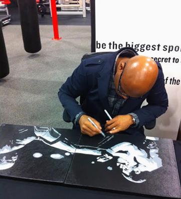 Anderson-Silva-memorabilia-signed-artist-Mike-Ramirez-painting-UFC-memorabilia-Spider-autograph-signing-3-350