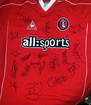 CHARLTON ATHLETIC shirt signed by 2005 squad.