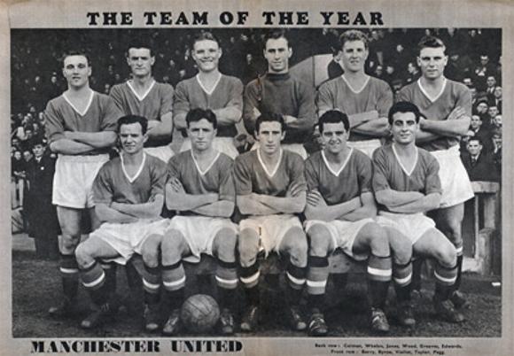 Charles-Buchan-Football-Monthly-August-1956-Aug-manchester-united-man-utd-sir-matt-busby-babes-team-squad-photo-duncan-edwards-byrne-taylor-pegg-violett