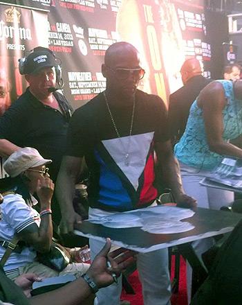 Floyd-Mayweather-memorabilia-signed-boxing-memorabilia-Mike-Ramirez-autographed-artwork-painting-canvas-signature-signing-350