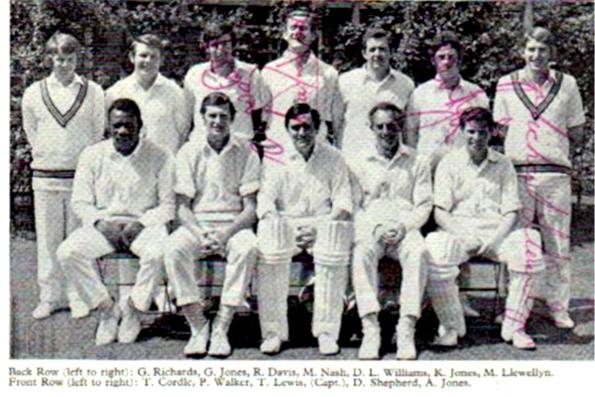Glamorgan-cricket-memorabilia-signed-team-photo-Malcolm-Nash-autograph-Roy-Fredericks-autograph-Tony-Lewis-Peter-Walker-Tony-Cordle-Don-Shepherd-1970s