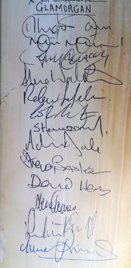 Glamorgan-cricket-memorabilia-squad-signed-bat-1993-axa-sunday-league-match-viv-richards-autograph-steve-james-watkins-matthew-maynard-robert-croft-dragons