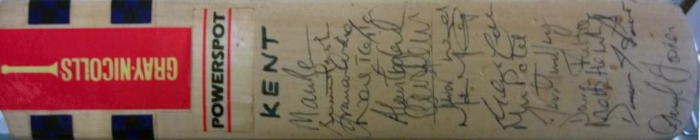 KCCC Kent cricket memorabilia signed bat MARK BENSON (Capt) STEVE MARSH GRAHAM COWDREY NEIL TAYLOR ALAN IGGLESDEN CHRIS PENN TREVOR WARD MARTIN McCAGUE MARK EALHAM MIN PATEL DEAN HEADLEY DAVE FULTON MATTHEW FLEMING DUNCAN SPENCER DARYL FOSTER (Coach)