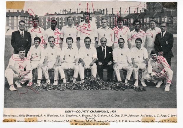 Kent-CCC-signed-cricket-memorabilia-team-photo-1970-county-champions-Luckhurst-Asif-Iqbal-Knott-Woolmer-Shepherd-Cowdrey-Underwood-Ealham-Denness-autograph