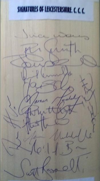 Leics-Cricket-memorabilia-signed-cricket-bat-Leicestershire-Foxes-2000-autographed-350