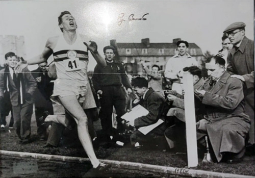 Roger-Bannister-signed-4-minute-mile-photo-oxford-iffley-road-world-record-memorabilia-autograph