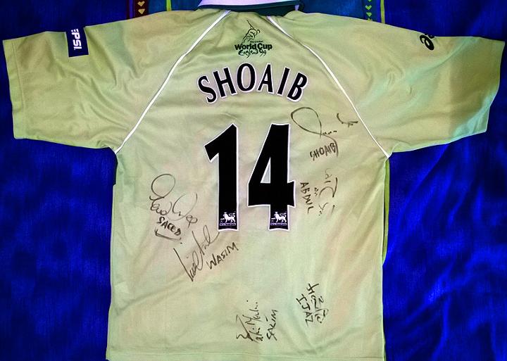 Shoaib Akthar Wasim Akram signed Pakistan cricket shirt