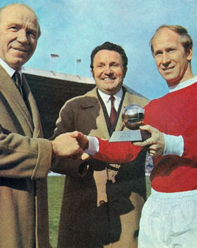 Sir-Bobby-Charlton-Man-Utd-signed-Golden-Ball-football-mag-pic