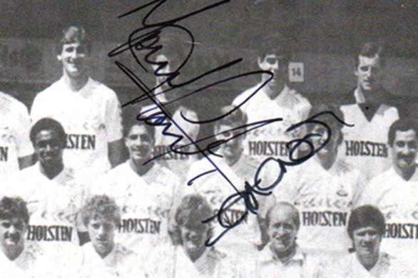 Tottenham-hotspur-football-memorabilia-1986-London-6-a-side-indoor-soccer-championships-programme-signed-Spurs-tony-parks-ian-crooks