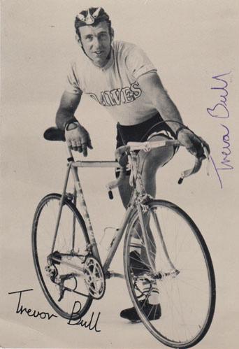 Trevor-Bull-autograph-signed-cycling-memorabilia-postcard-national-sprint-champion-1975