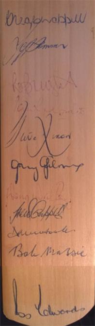 australia-cricket-memorabilia-autograph-signed-bat-greg-chappell-david-hookes-jeff-thomson-doug-walters-trevor-bob-massie-ross-edwards-gary-gilmour-redpath-bright-rixon