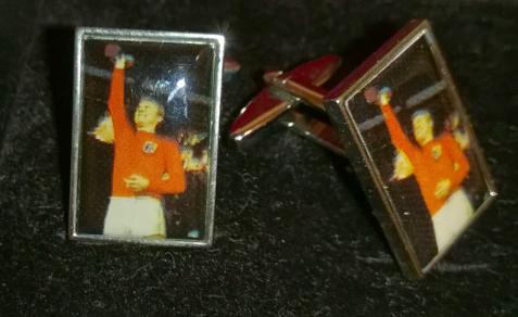 Bobby-Moore-Cufflinks-1966-world-cup-final-winners-jules-rimet-trophy-cuff-links-gold-tone-designer-jewellery-West-Ham-United-England-captain-box