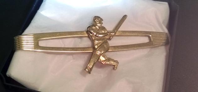 Cricket-tie-pin-tie-clip-gold-tone-metal-batsman-memorabilia-jewellery-mens-necktie-fashion-accessory