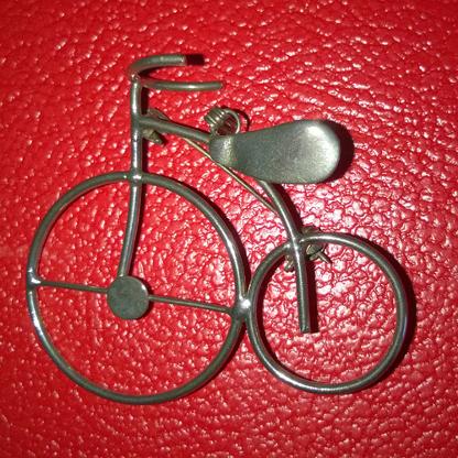 Cycling-brooch-bicycle-jewellery-silver-white-metal-vintage-pendant-bling-jewel-costume-wear-quirky-memorabilia-bike-pedal-necklace-handmade
