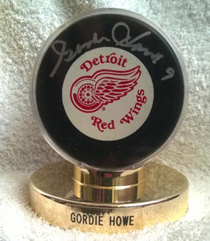 GORDIE-HOWE-memorabilia-signed-puck-Detroit-Red-Wings-memorabilia-NHL-memorabilia-autograph-display-box