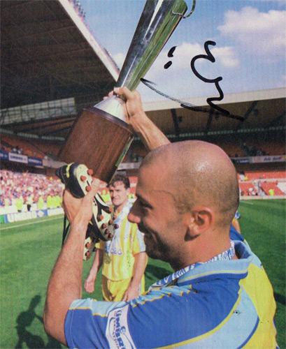 Gianluca Vialli-autograph-signed-italy-football-memorabilia-chelsea-sampdoria-juventus-manager-coach-trophy-signature