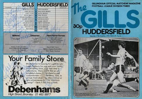 Gillingham-Football-memorabilia-signed-programme-Steve-Bruce-autograph-The-Gills-Priestfield-Stadium-FC-soccer-memorabilia-1981