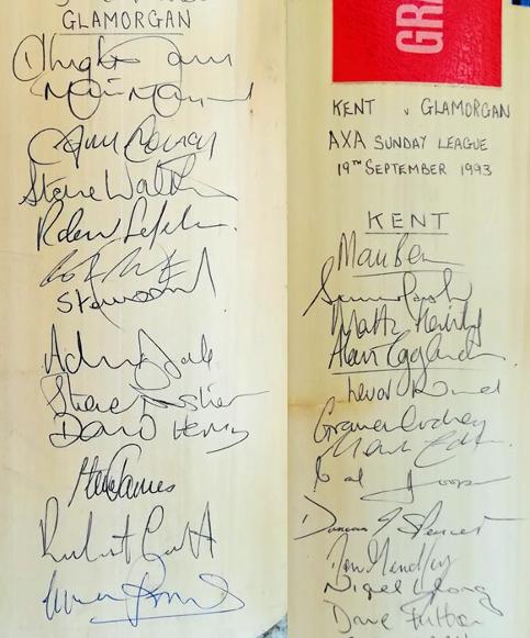 Glamorgan-cricket-memorabilia-1993-AXA-SUNDAY-LEAGUE-FINAL-MATCH-KENT-CCC-v-GLAMORGAN-CCC-Squads-signed-full-size-Gray-Nicolls-bat-Viv-Richards-autograph-gray-nicolls