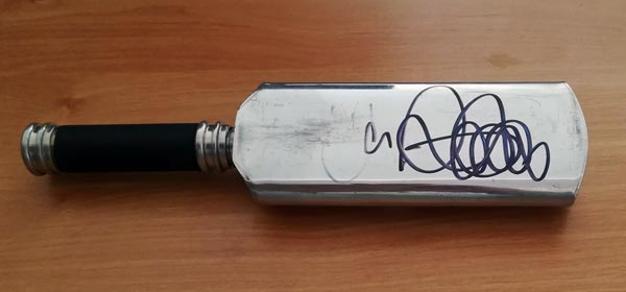Joe-Root-autograph-signed-england-cricket-memorabilia-captain-silver-cricket-bat-hip-flask-chrome-autograph