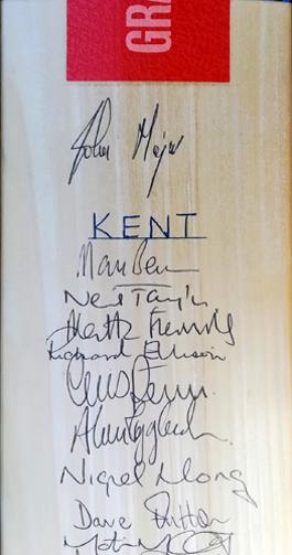 Kent-cricket-memorabilia-squad-signed-bat-kccc-ccc-2000-carl-hooper-john-major-autograph-mark-benson-alan-igglesden-marsh-taylor-ellison-dave-fulton