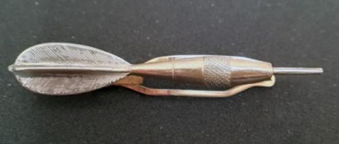 Lambournes-vintage-darts-tie-clip-hamilton-birmingham-gold-metal-dart-tie-pin-fashion-jewellery-bling