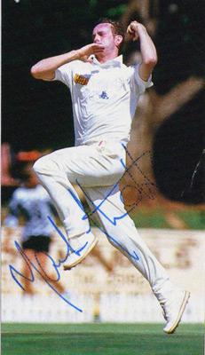 MARK-ILOTT-autograph-signed-Essex-cricket-memorabilia-England-fast-bowler-bowling-action