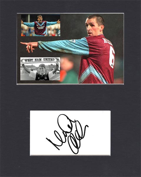 HWC Trading FR A4 Geoff Hurst West Ham Utd Hammers Gifts Printed Signed Autograph Picture for Fans and Supporters A4 Framed