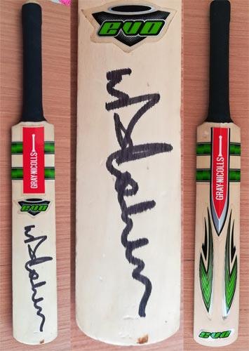 Michael Vaughan autograph signed england cricket memorabilia captain ashes 2005 gray nicolls mini bat evo lancashire