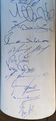 Pakistan-cricket-memorabilia-squad-signed-1996-world-cup-cricket-bat-waqar-younis-wasim-akram-mushtaq-ahmed-Saeed-Anwar-Inzamam-ul-Haq-sohail-Saleem-Malik