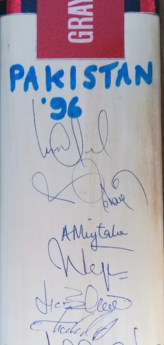 Pakistan-cricket-memorabilia-squad-signed-1996-world-cup-cricket-bat-wasim-akram-waqar-younis-mushtaq-ahmed-Saeed-Anwar-Inzamam-ul-Haq-sohail-Saleem-Malik