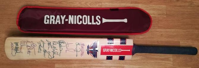 Phoenix-Carbo-Gray-Nicolls-signed-cricket-bat-memorabilia-robertsbridge-sussex-kent-surrey-essex-geraint-jones-jautograph-bag