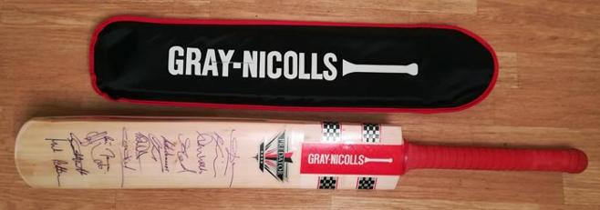 Predator-Four-Star-Gray-Nicolls-signed-cricket-bat-memorabilia-robertsbridge-sussex-kent-surrey-essex-eoin-morgan-autograph