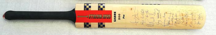 Sabre-300-pro-Gray-Nicolls-signed-cricket-bat-memorabilia-robertsbridge-sussex-kent-double-scoop
