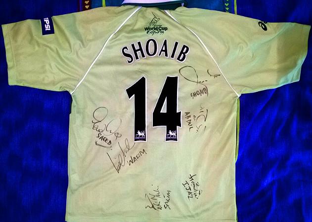 Shoaib Akthar Wasim Akram signed Pakistan cricket shirt