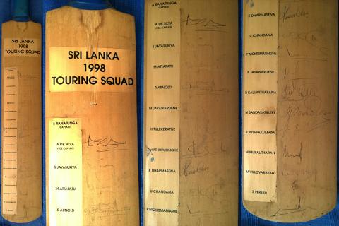 Sri-Lanka-cricket-memorabilia-Sri-Lanka-signed-cricket-bat-1998-England-tour-Jayawardene-Jayasuriya-Sangakara-Ranatunga-Aravinda-De-Silva-Muttiah-Muralitharan-autograph