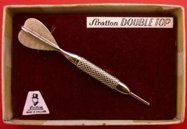 Stratton-Darts-tie-clip-tie-pin-memorabilia-gold-metal-box-made-in-england-double-top-barrel-tip-flights-jewellery