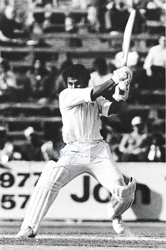 Sunil-Gavaskar-autograph-signed-india-cricket-memorabilia-test-match-opening-batrsman-sunny-signature