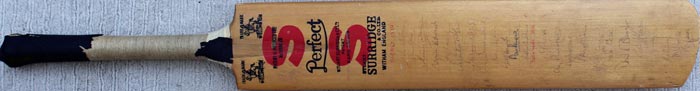 Surrey-cricket-memorabilia-1974-signed-bat-yorkshire-ccc-edrich-younis-bairstow-hutton-signature