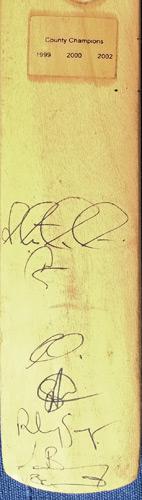 Surrey-cricket-memorabilia-signed-Surrey-CCC-mini-cricket-bat-autographs-Ben-Hollioake-Alec-Stewart-Mark-Ramprakash-Alec-Tudor-Graham-Thorpe-Saqlain-Mushtaq-1999-2000-2002-County-Champions