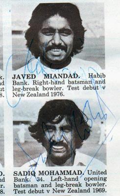 javed-miandad-autograph-Pakistan-cricket-memorabilia-signed-team-sheet-sadiq-mohammad-signature-zaheer-abbas-imran-khan-asif-iqbal-1970s